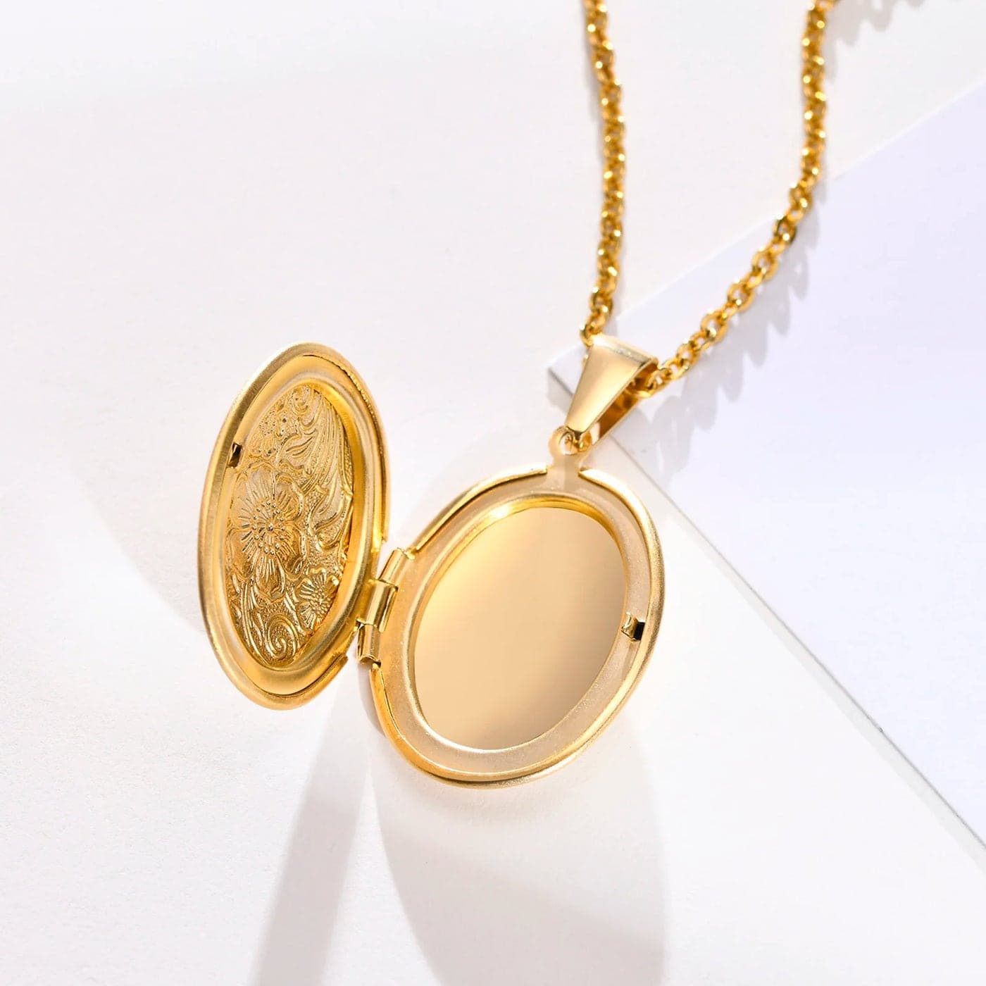 Relicário oval dourado aberto